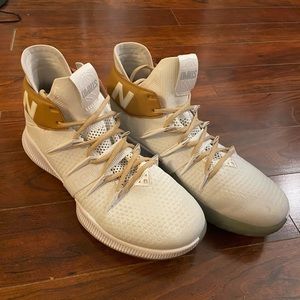 New Balance Omn1s White Gold size 11.5